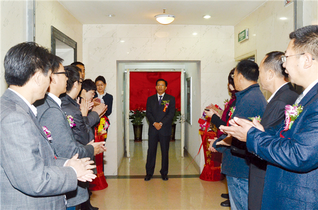 1601361768969833.jpg 2012年10月,在西部同力機(jī)械設(shè)備公司揭牌儀式上,楊川(中)致辭.jpg