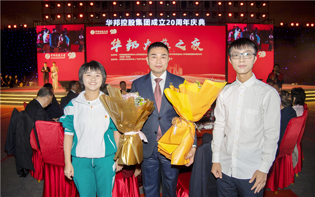 1607969287865953.jpg 臺下鮮花.jpg