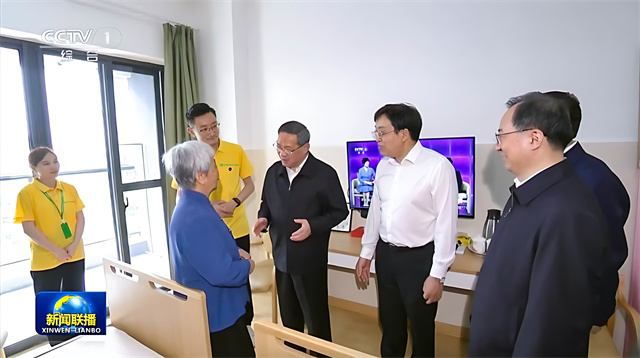 1683338877459520.jpg 李強看望老人.jpg