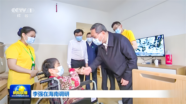 1683338882485743.png 李強與老人握手.png