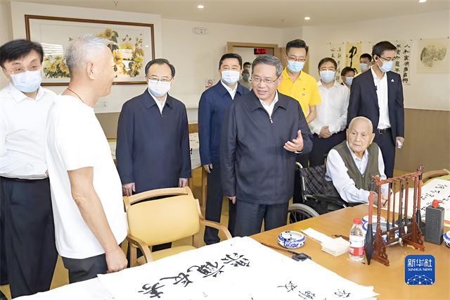 1687851287776925.jpg 1-李強在書畫室(有新華社logo).jpg